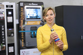 Jana Trachtová z Filtermacu při slavnostním zahájení provozu automatu na výdej filtrované vody na TULce