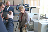 Ludmila Fridrichová demonstruje novinářům proces výroby suroviny pro desku z textilního recyklátu. Foto: Adam Pluhař