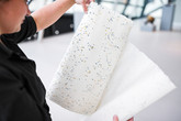 Volba Josefíny padla na spojení ručního papíru a recyklovaných skleněných perliček, jež podle ní vytváří zajímavý dialog ve struktuře objektu. Foto: Petra Hurai
