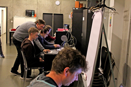 Stallmanovu přednášku jistil v backstagi studentský tým.