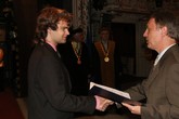 Ivo Schötta předává Cenu Nadace Preciosa absolventovi FM Janu Hybšovi