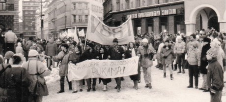 Studenti VŠST v Liberci na shromáždění konaném během generální stávky na náměstí Bojovníků za mír..jpg