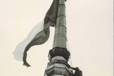 Odstraňování hvězdy z věže liberecké radnice a připevnění československé vlajky, 11. 12. 1989.