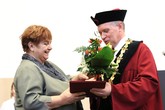 Ludvika Želinová přebírá květinu a bronzovou medaili od rektora Zdeňka Kůse.