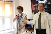 Martina a Michal Vikovi demonstrují chameleonní textilii