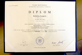 První fakultní diplomy. Absolventka Kristýna Langová přečetla slib absolventa (další snímek)
