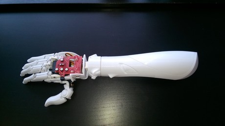 Student TUL sestrojil protézu ruky, která hýbe prsty