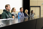 Panelová diskuze se studenty. S mikrofonem Renata Čuhlová