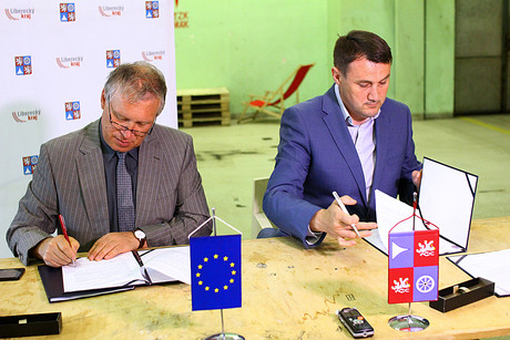 Rektor Zdeněk Kůs (vlevo) a hejtman Martin Půta podepisují smlouvu  (2).JPG