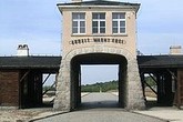 Hlavní brána koncentračního tábora