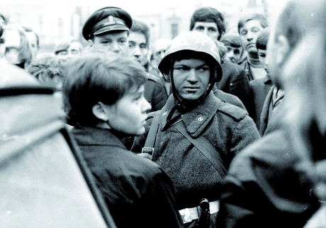 Liberečané diskutují se sovětským vojákem 21. srpna 1968. Zdroj: Národní archiv