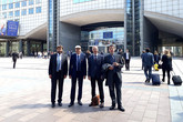 Před branami své nové laboratoře. Zleva Jan Valtera, Jaroslav Beran, David Lukáš a Tomáš Kalous