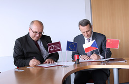 Rektor Miroslav Brzezina a ředitel Huawei v Česku a na Slovensku Radoslaw Kedzia podepisují memorandum.JPG