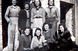 Tallin 1943. Anna v horní řadě druhá zleva. Snímek z publikace Tm.jpg