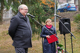 Rektor Miroslav Brzezina má projev u památníku v Jablobnecké ulici. Foto Jan Vrabec (MML)