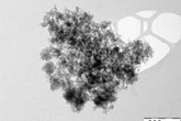 Shluky nanočástic biomorfního oxidu křemičitého získané patentovanou technologií. Transmisní elektronová mikroskopie.
