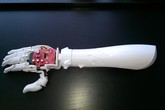 Bionická ruka tištěná na 3D tiskárně