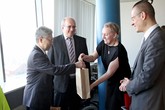 Proděkanka Zdeňka Němcová Zedníčková předává velvyslanci dárek