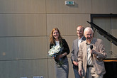 Jean-Marie Lehn předal svou kytici Veronice Mákové, která spolu s Michalem Řezankou (také na  snímku) návštěvu  nobelisty na TUL organizovala.