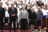 rektor Miroslav Brzezina a Wintonovy děti Zuzana Marešová, Ruth Hálová a Milena Grenfell-Baines zpívají českou hymnu
