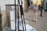 Jakub Hrůza promýšlí instalaci pítka na Betlémské kapli. Foto: Richard Loskot (3)