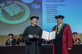 Rektor Miroslav Brzezina uděluje titul doctor honoris causa Michaelovi Schmidt-Salomonovi (1)