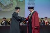 Rektor Miroslav Brzezina uděluje titul doctor honoris causa Michaelovi Schmidt-Salomonovi (2)