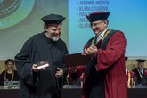 Rektor Miroslav Brzezina uděluje titul doctor honoris causa Michaelovi Schmidt-Salomonovi (4)