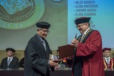 Rektor Miroslav Brzezina uděluje titul doctor honoris causa profesoru Masákovi (4)