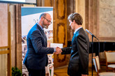 Ministr Robert Plaga gratuluje Ondřeji Havelkovi a předává mu Cenu