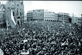 Náměstí před libereckou radnicí během sametové revoluce. Foto: Milan Drahoňovský