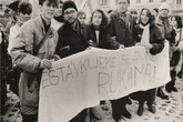 Zprava u transparentu studenti VŠST v Liberci: Jarmila Pešlová (dnes Levko), Pavel Vrbický, Anna Kostúrová, Miroslav Čáslavský a Zdeněk Jana 