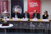 Miroslav Brzezina a Martin Novák podepisují memorandum. Přihlíží zástupce partnerů liberecého týmu Lukáš Přinda