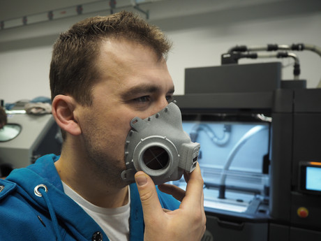 První respirátory vytištěné naší univerzitou na speciální 3D tiskárně Hewlett-Packard Jet Fusion 4200 míří ke zdravotníkům v první linii.