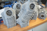 První várka respirátorů vytištěných na TUL míří do firmy 3Dees Industries.