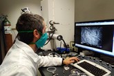 Pavel Kejzlar ovládá skenovací elektronový mikroskop.