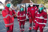 Prototyp antibakteriálních roušek začali testovat členové Zdravotnické záchranné služby Libereckého kraje. Kvíz: který záchranář na snímku nemá nový typ roušky?
