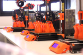 Na TUL tisklo adaptéry k filtrům na potápěčské masky souběžně několik domácích 3D tiskáren.