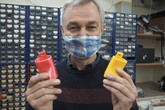 Lubomír Slavík pracuje na fakultě mechatroniky a zároveň je předsedou libereckého spolku pro děti a mládež YMCA, jehož tiskárna se do 3D tisku pro ČVUT rovněž zapojila.