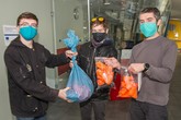 Dobrovolníci a jejich výtisky. Zleva: Petr Schovanec, Martin Poláček a Pavel Kejzlar.