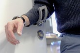 Díky nástavci na kliku lze dveře otevřít předloktím. Na dlani tak neulpí patogeny.