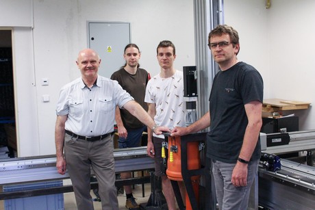 Testovací zařízení pro stavební 3D tisk brzy zamíří k dalším zkouškám do Kloknerova ústavu. Část týmu z FM jej proto nyní demontuje. V popředí vlevo Václav Záda, vpravo Leoš Beran z FM. 