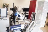 Pohled na mikroskop ze zadní strany. Katedra strojírenské technologie toto zařízení pořídila ze svých investičních prostředků.