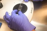 Detail z přípravy zařízení pro organ-on-chip.
