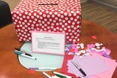 Krabice na přáníčka, která mohli zájemci při Valentýnské akci poslat kolegům.