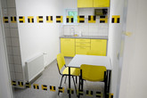 Interiéru dominuje žlutá barva