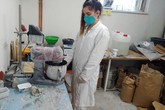 Studentka z Turecka v laboratoři katedry materiálů připravuje geopolymerový vzorek pro hlukový test.