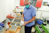 Testované geopolymery obsahují různé příměsi. Profesor Louda drží vzorek pro akustické testování.