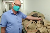 Profesor Petr Louda ukazuje technické konopí, které se rovněž přidává do testovaných geopolymerů.