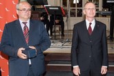 Při slavnostním předání krajské medaile profesoru Davidu Lukášovi v kavárně Pošta nechyběl rektor TUL Miroslav Brzezina. Foto: Jaroslav Appeltauer